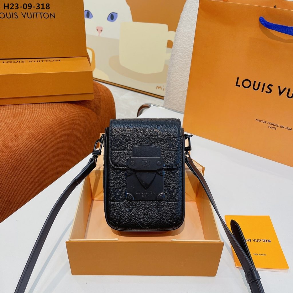 Louis Vuitton S Lock Vertical Wearable Wallet Black 19Cm M81524 - Image 3