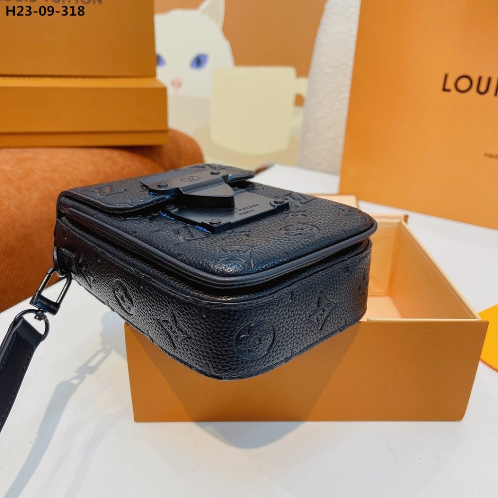 Louis Vuitton S Lock Vertical Wearable Wallet Black 19Cm M81524 - Image 4