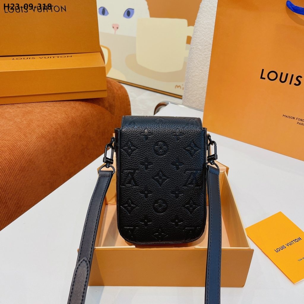 Louis Vuitton S Lock Vertical Wearable Wallet Black 19Cm M81524 - Image 8