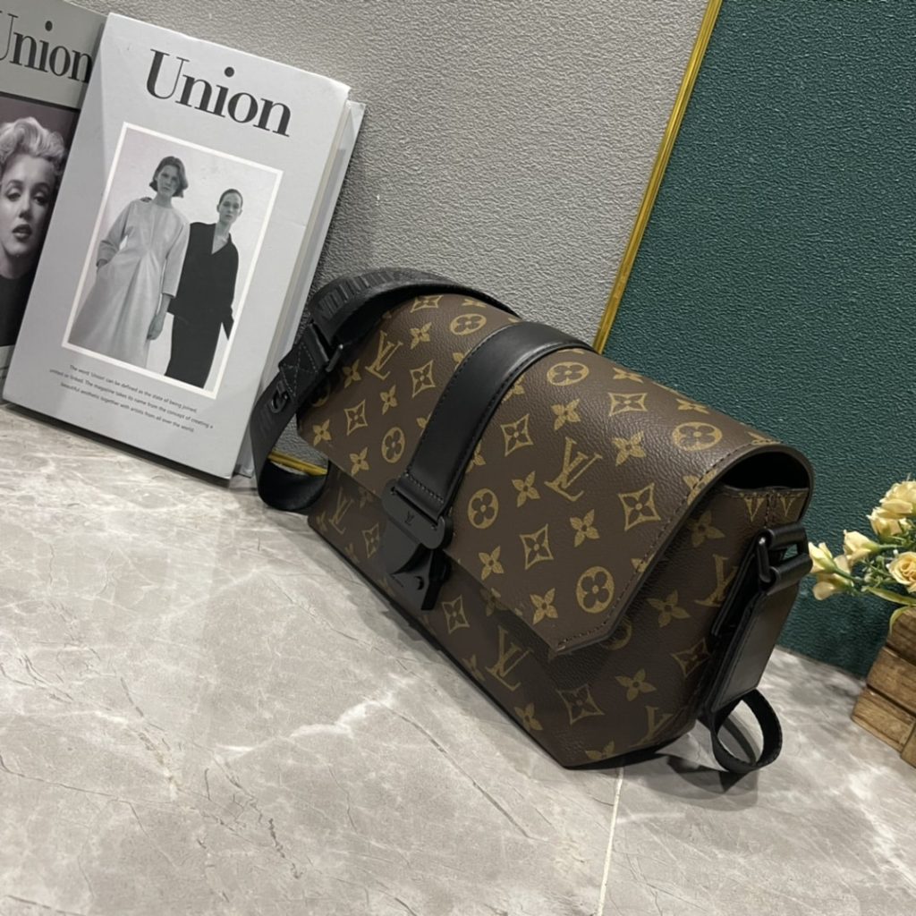 Louis Vuitton S Cape Messenger Monogram Brown 28Cm - Image 4