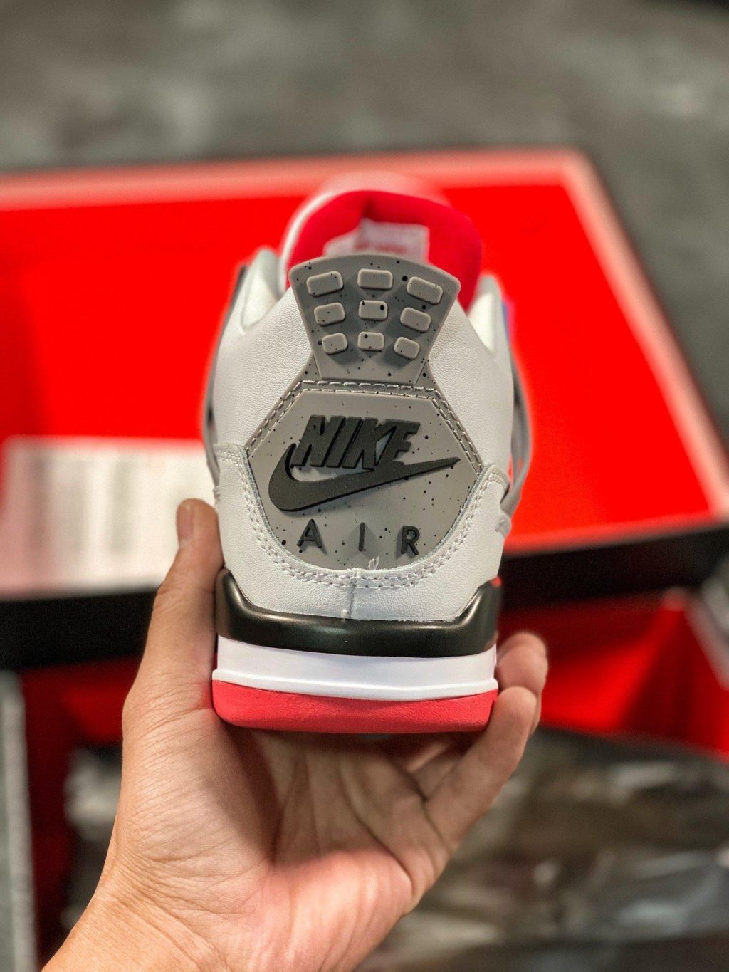 Air Jordan 4 - Image 4